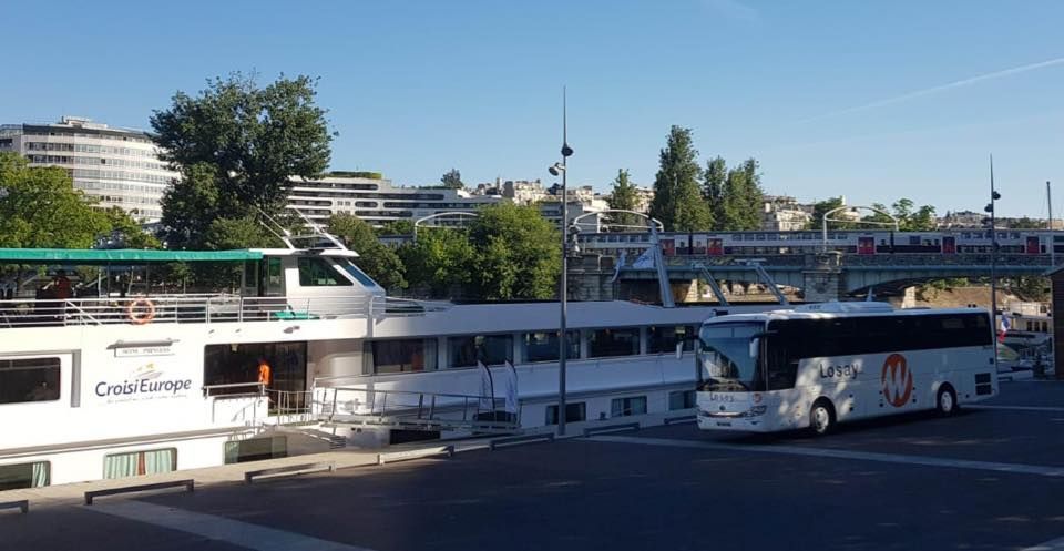 Photo d'un autocar Losay Voyages stationné en bord de Seine et des bateaux parisiens