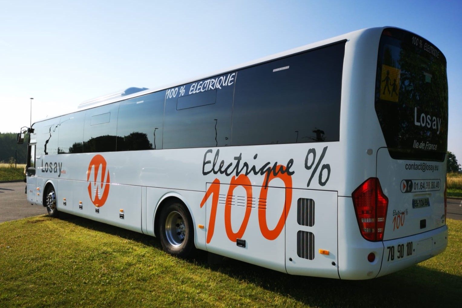 Autocar vu de l'arrière gauche 100% électrique 