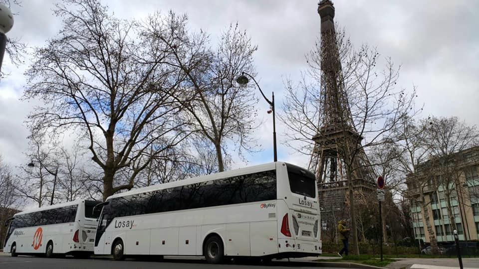 Autocar Losay Voyages avec tour Eiffel en fond