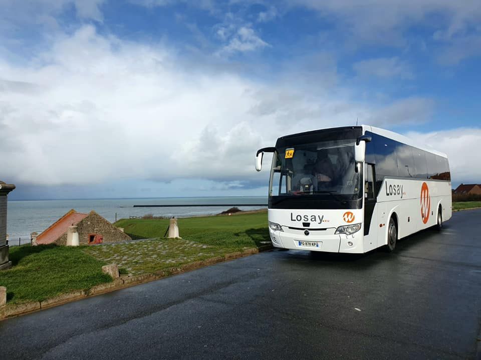 Autocar roulant sur une route en bord de mer