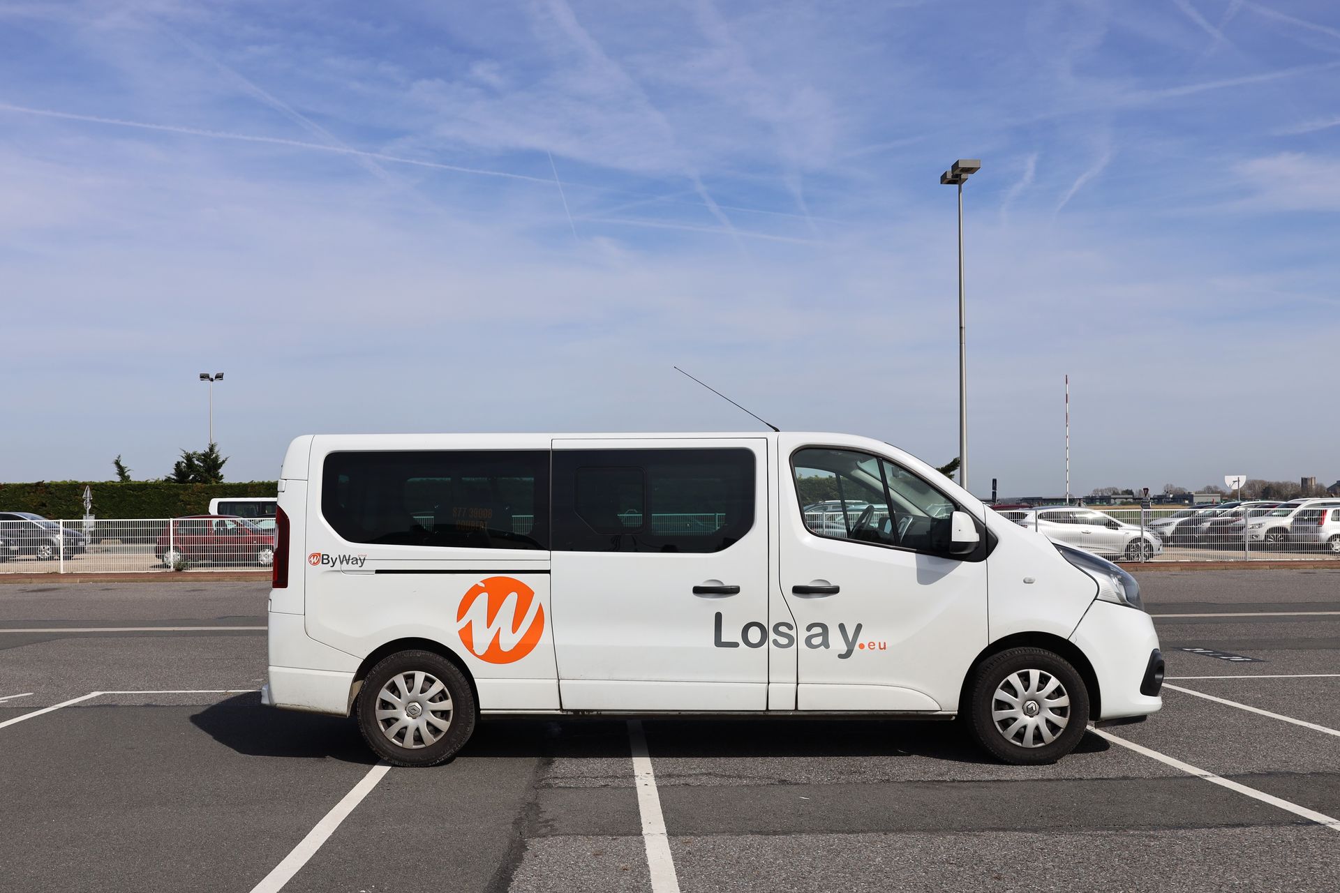 Minibus Losay Voyages vu de côté et stationné sur un parking