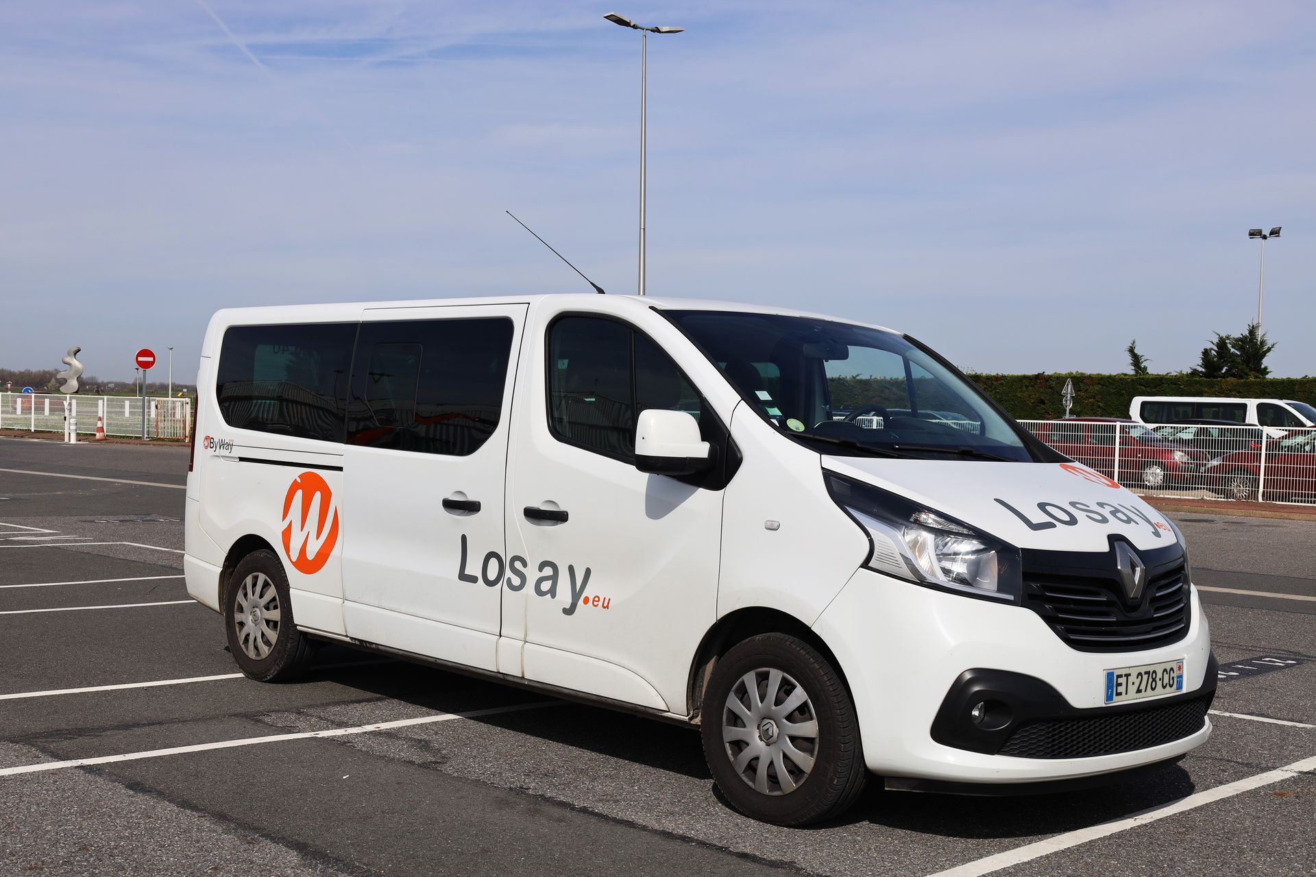 Photo du minibus Losay Voyages sur un parking