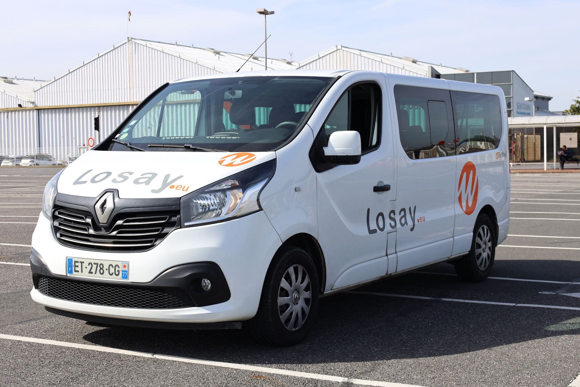 Minibus vu de devant garé sur un parking 