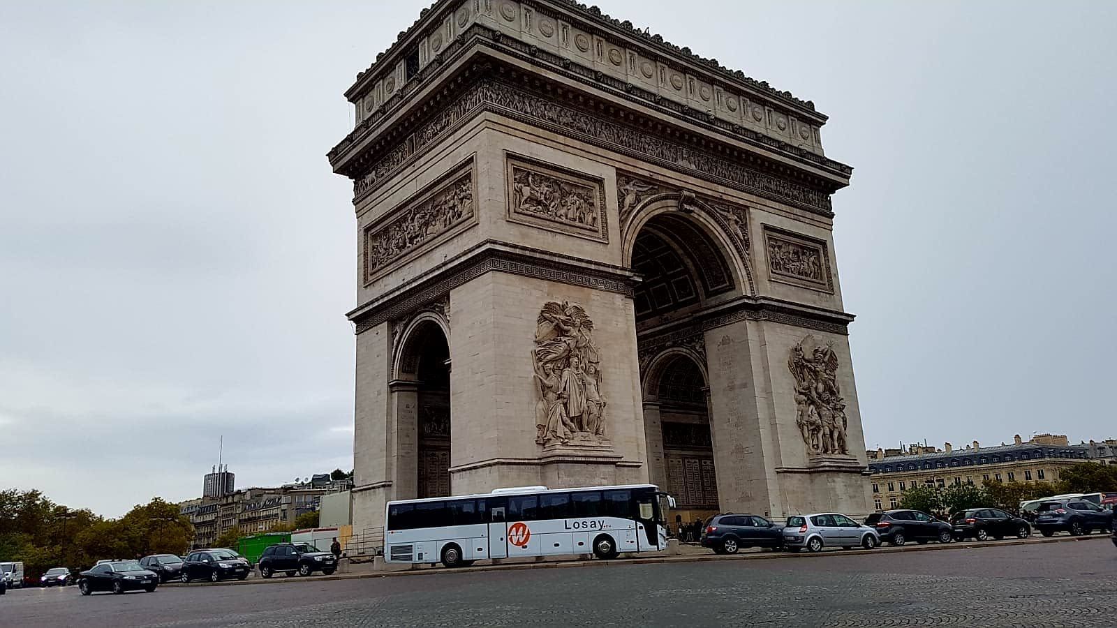 Autocar sur le rond point de l'Arc de Triomphe