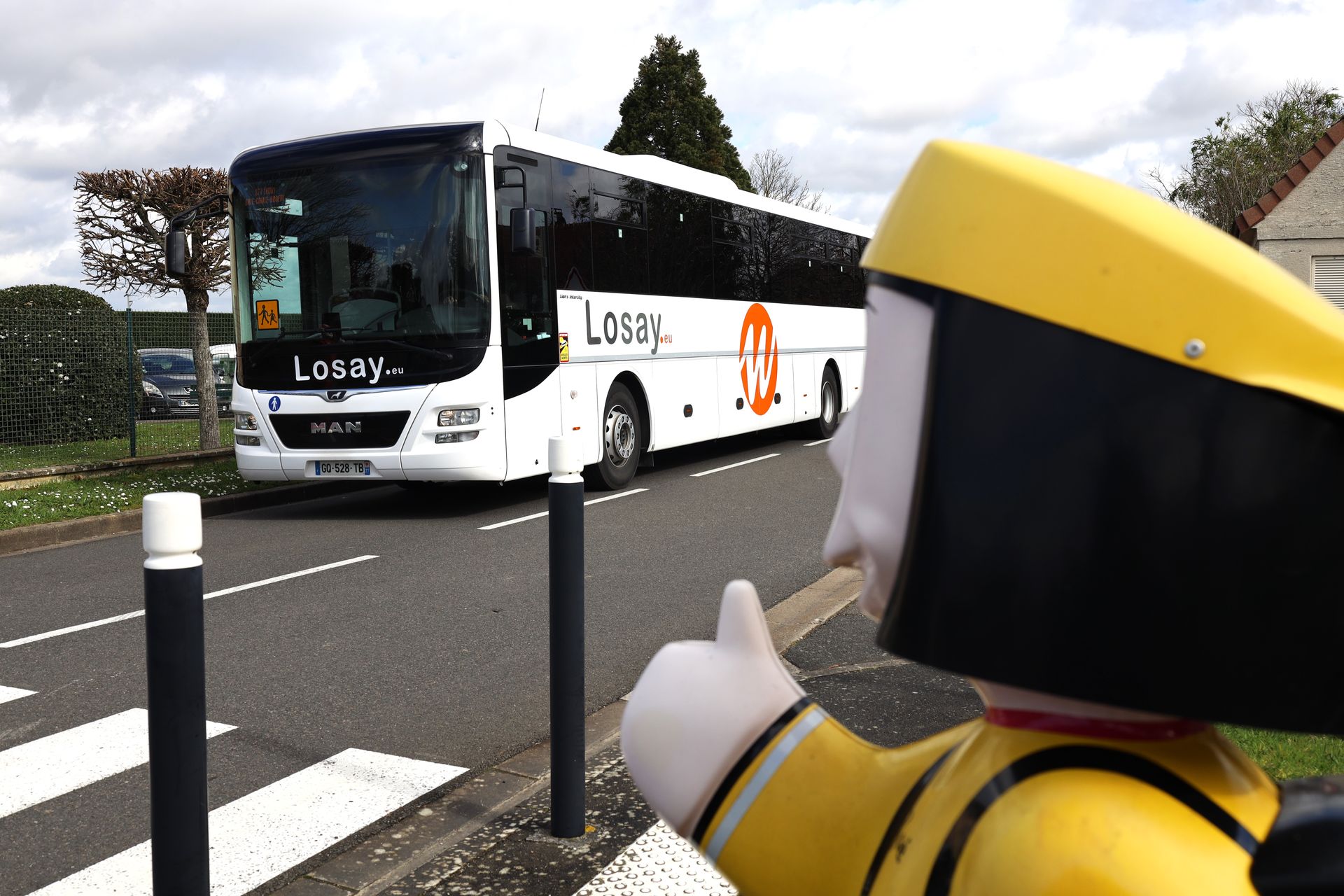 Passage piéton avec figurine d'enfant et autocar Losay Voyages