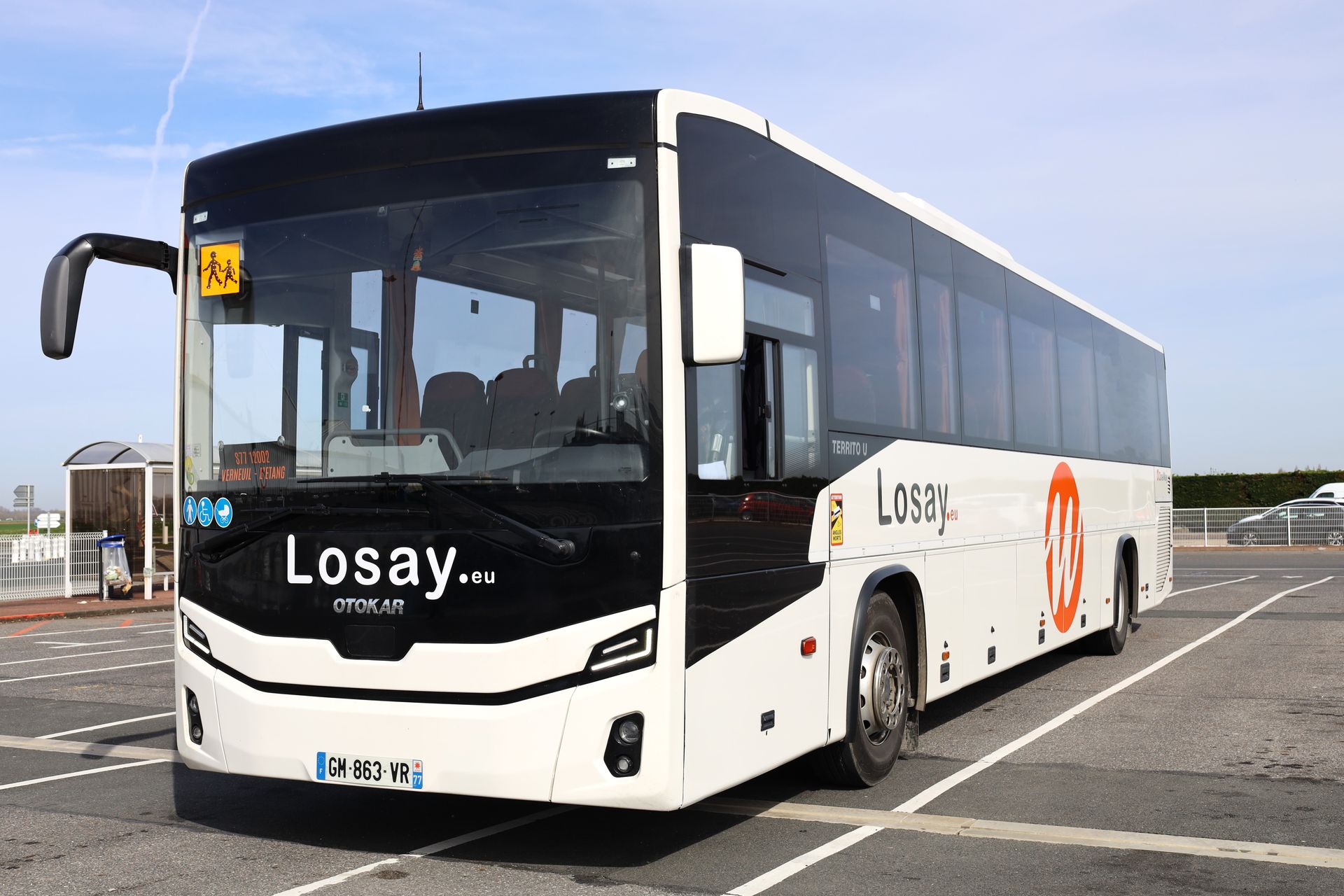 Car standard Losay Voyages vu de devant 