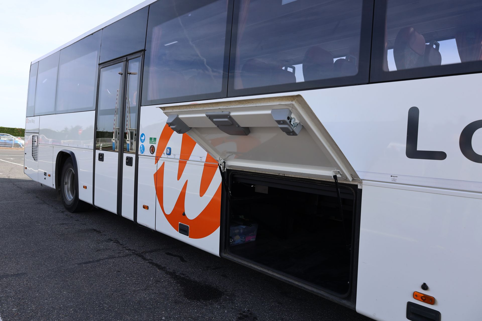 Soute à bagages d'un autocar ouverte 