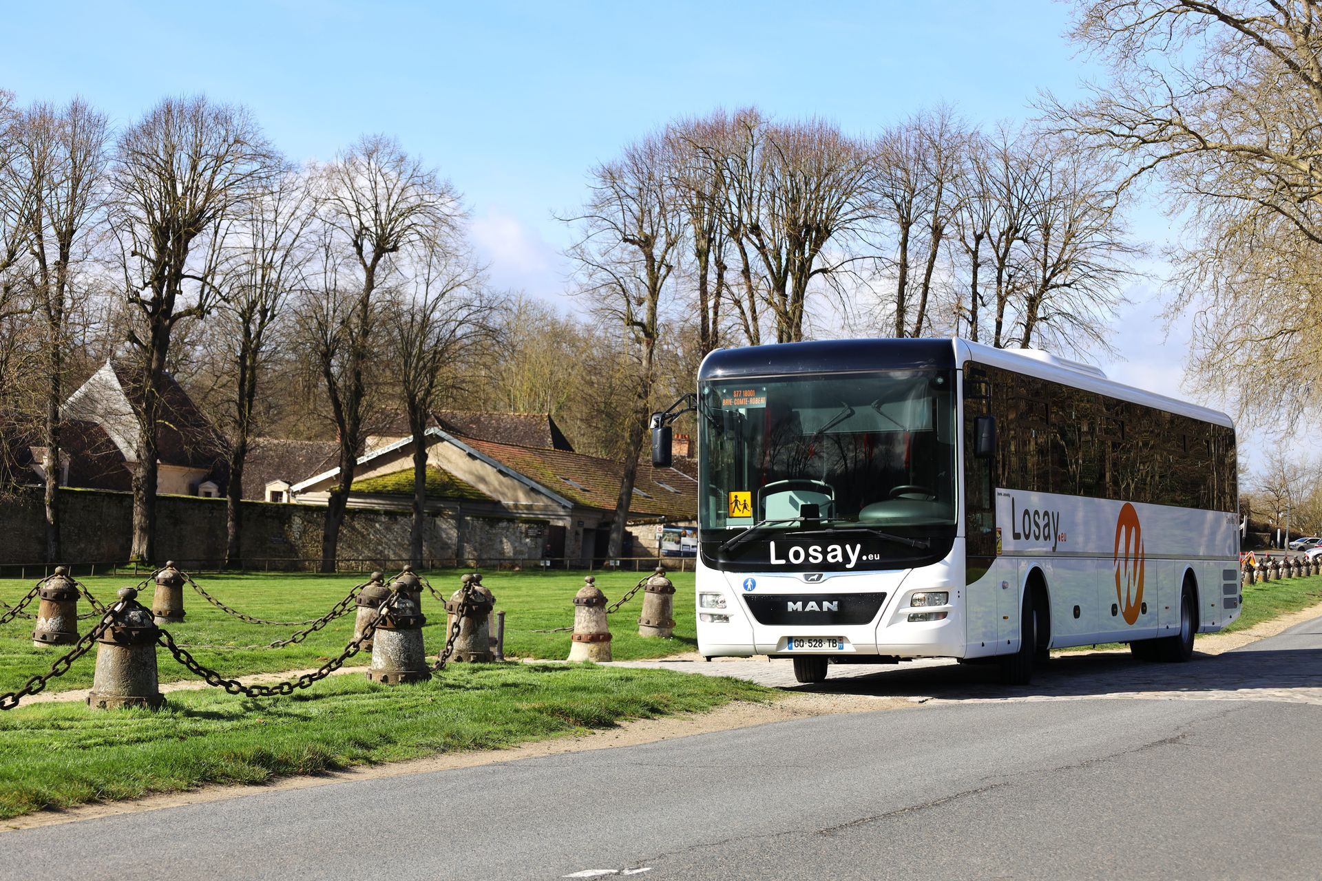 Bus Losay Voyages stationné en bord de route de campagne