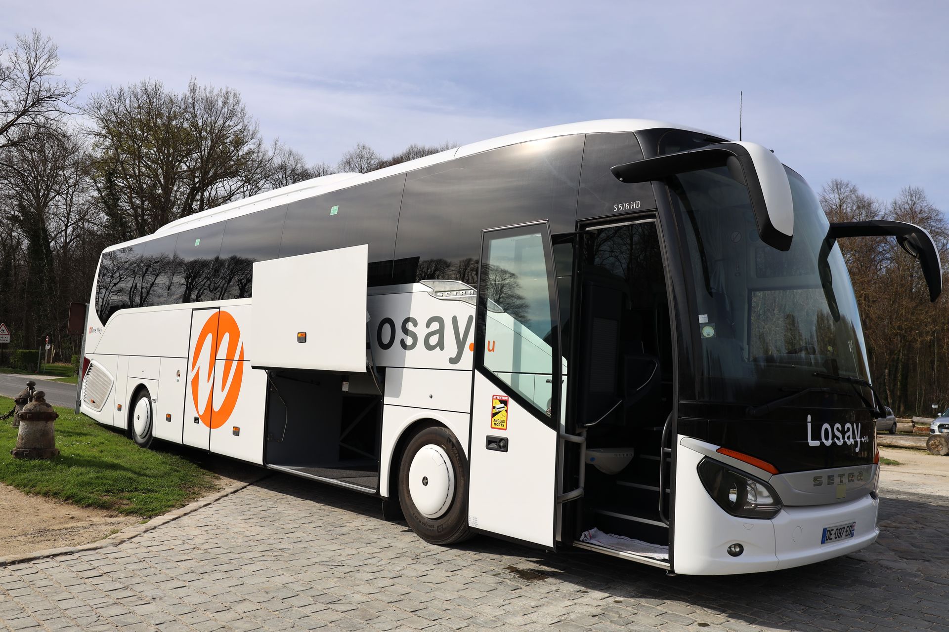Autocar avec porte conducteur ouverte et soute ouverte 