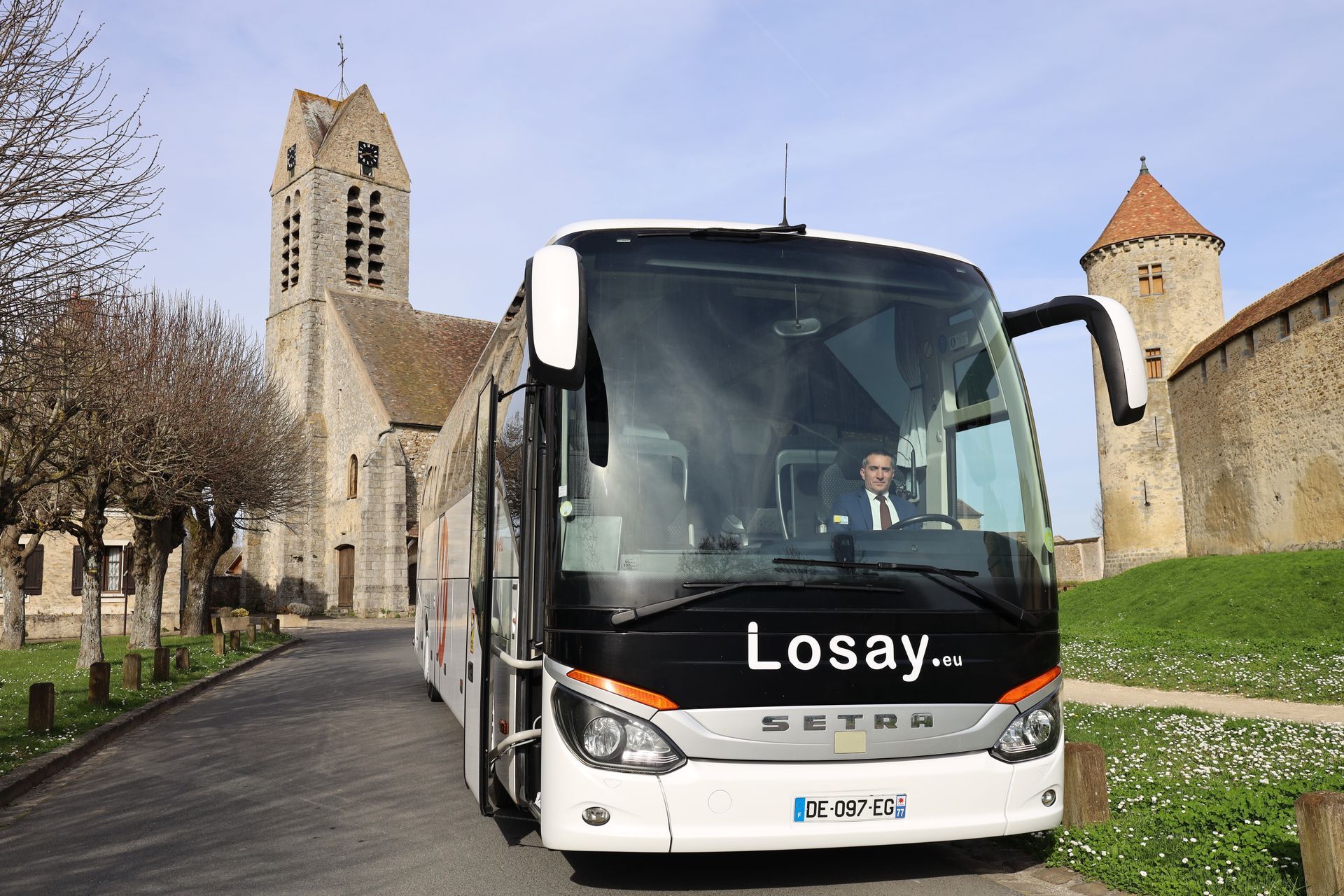 Autocar Losay devant une vieille église
