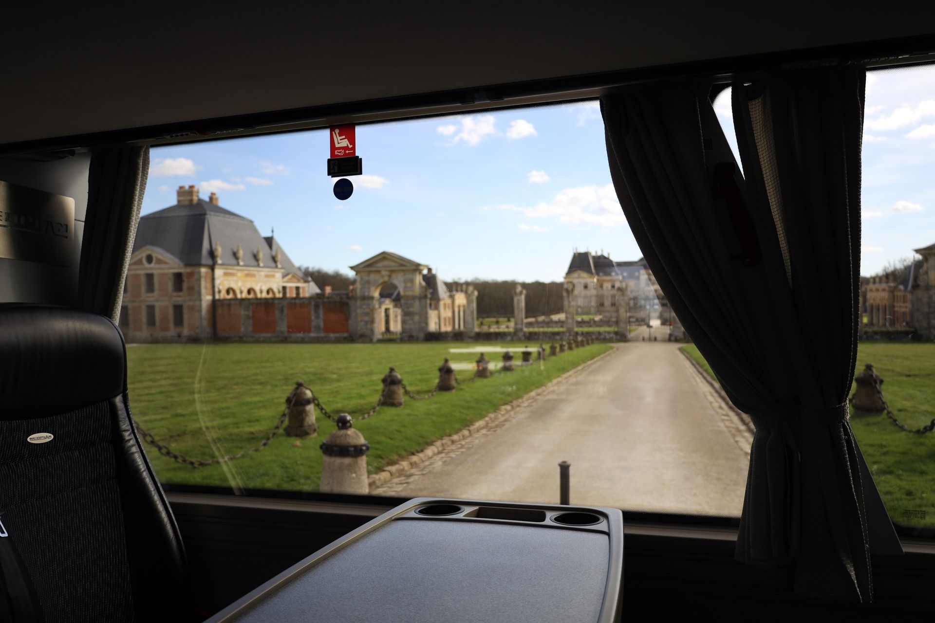 Vue depuis la fenêtre d'un autocar sur un monument historique