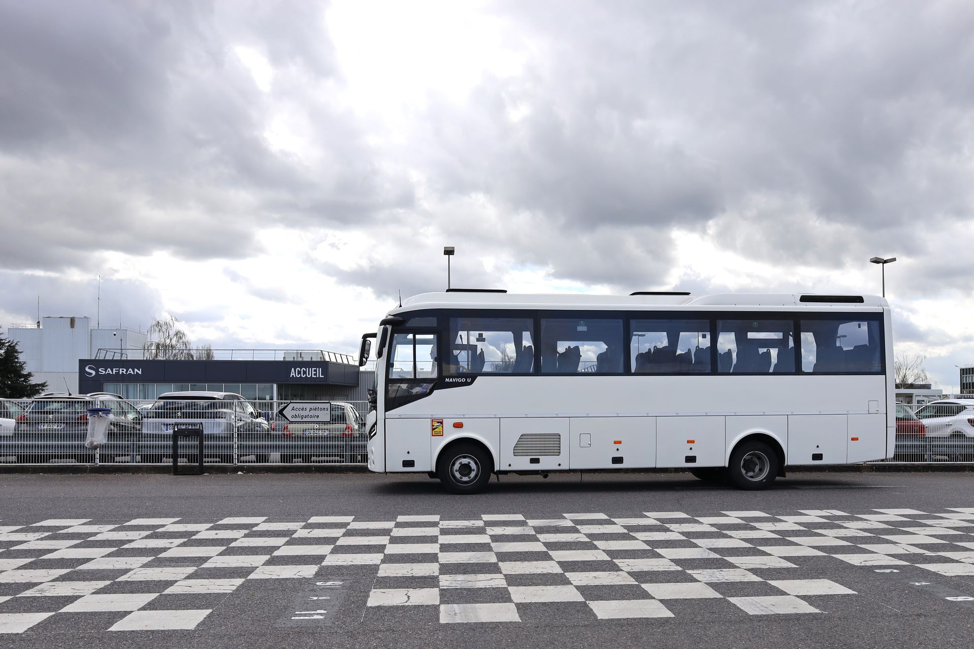 Midibus sur un parking