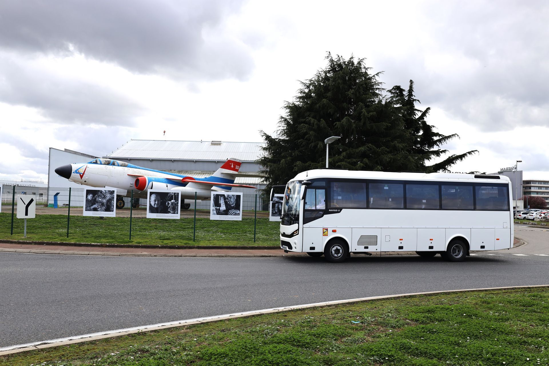 Midibus devant un aérodrome avec modèle d'avion 