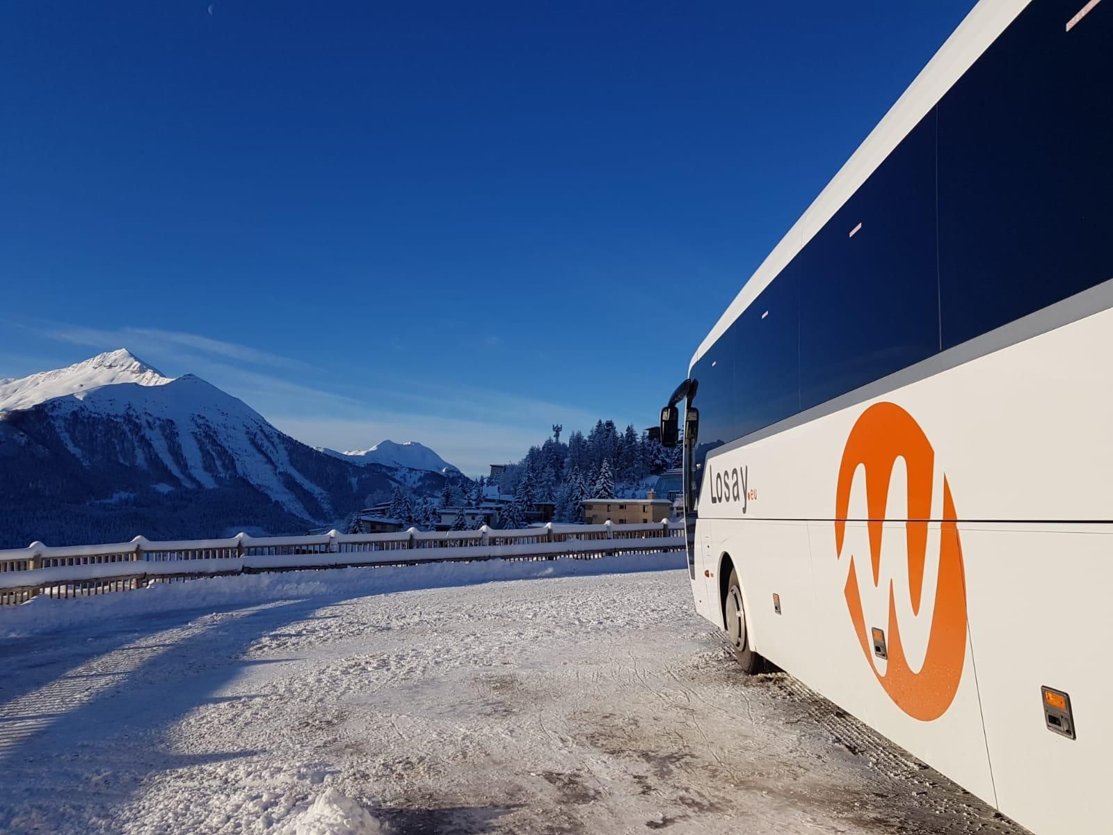 Vue sur le flanc d'un autocar ensoleillé à la montagne