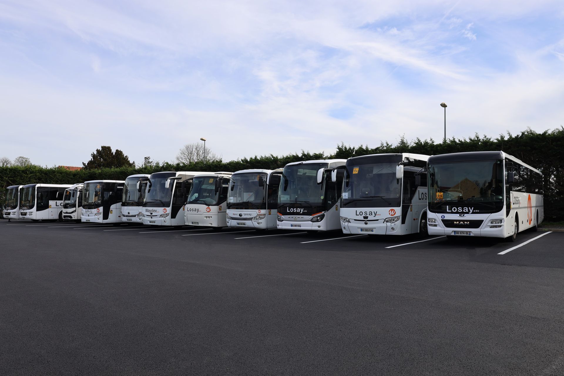 Parc avec plusieurs autocars Losay Voyages