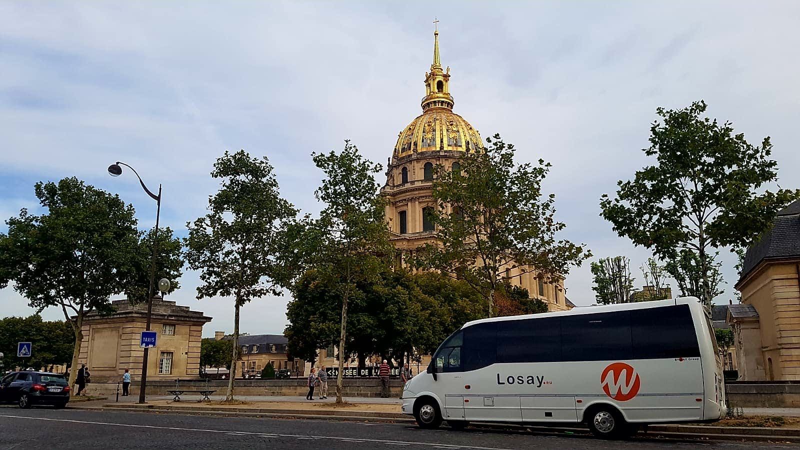 Minibus garé devant le Musée de l'Armée de Paris 