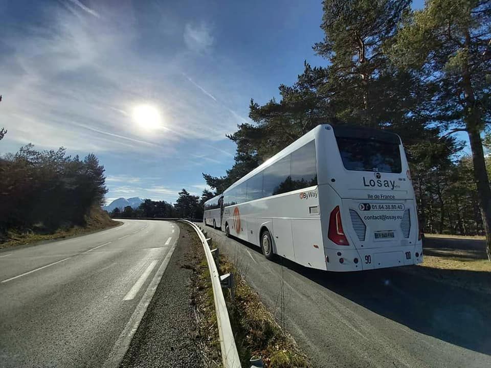 Autocar Losay Voyages sur une route ensoleillée 