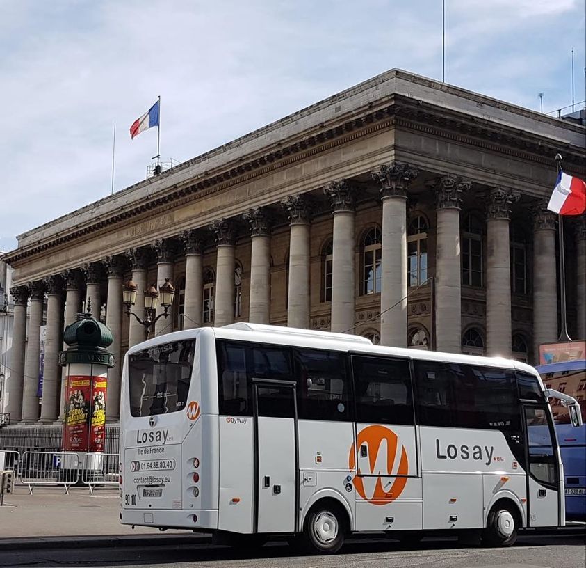 Midibus Losay Voyages devant un monument parisien 