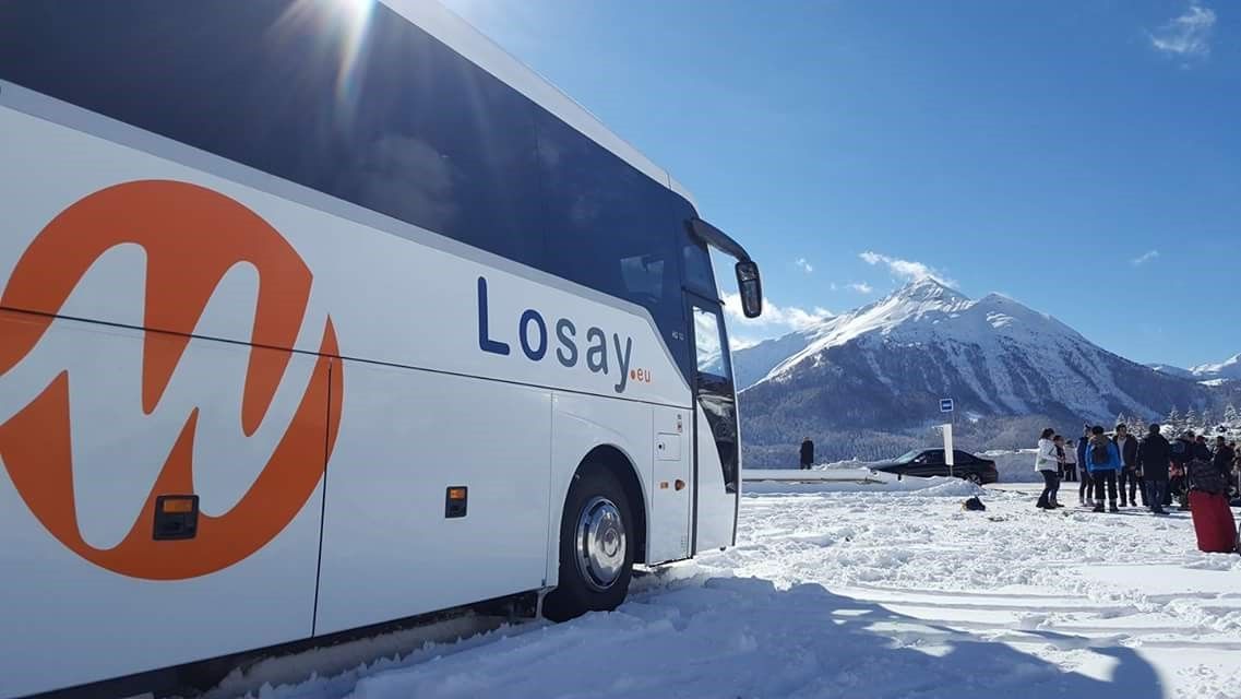 Autocar Losay Voyages avec neige et montagne en fond