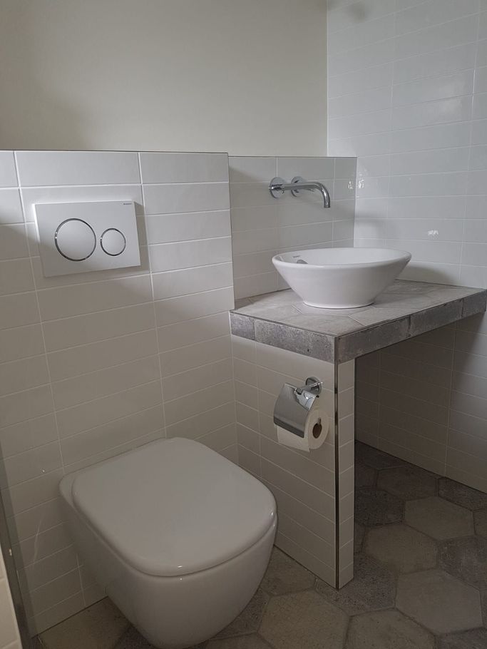 vue sur un toilette et un lavabo à côté