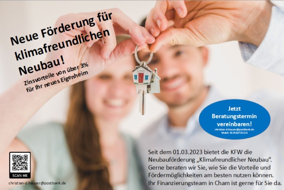 Pärchen hält neuen Hausschlüssel ins Bild