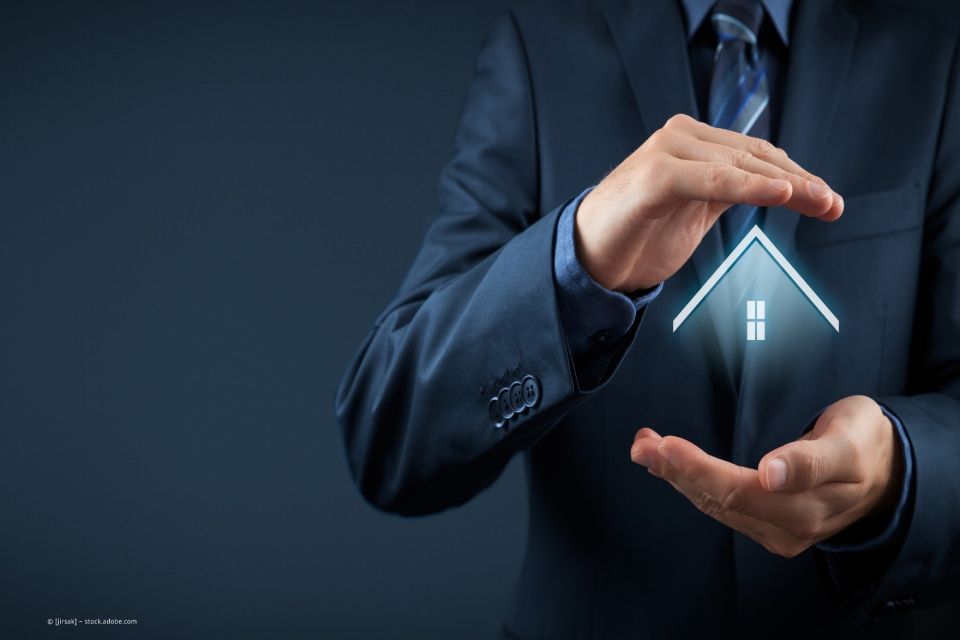 Person hält Hologram eines Hauses in den Händen