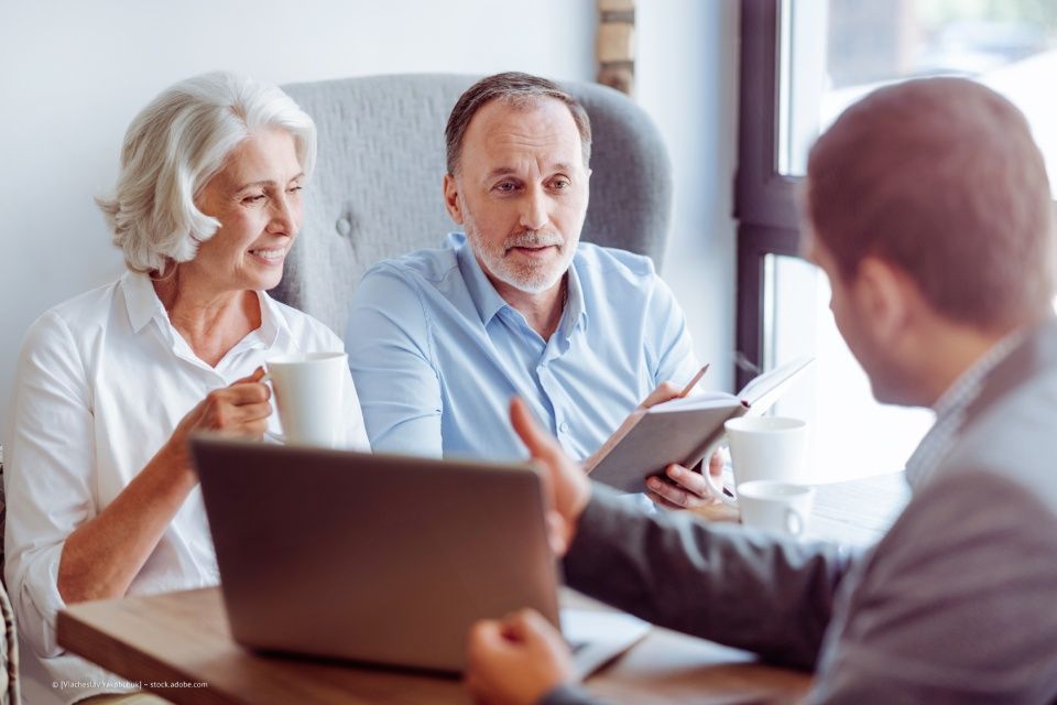 Ehepaar lässt sich zu Finanzen beraten