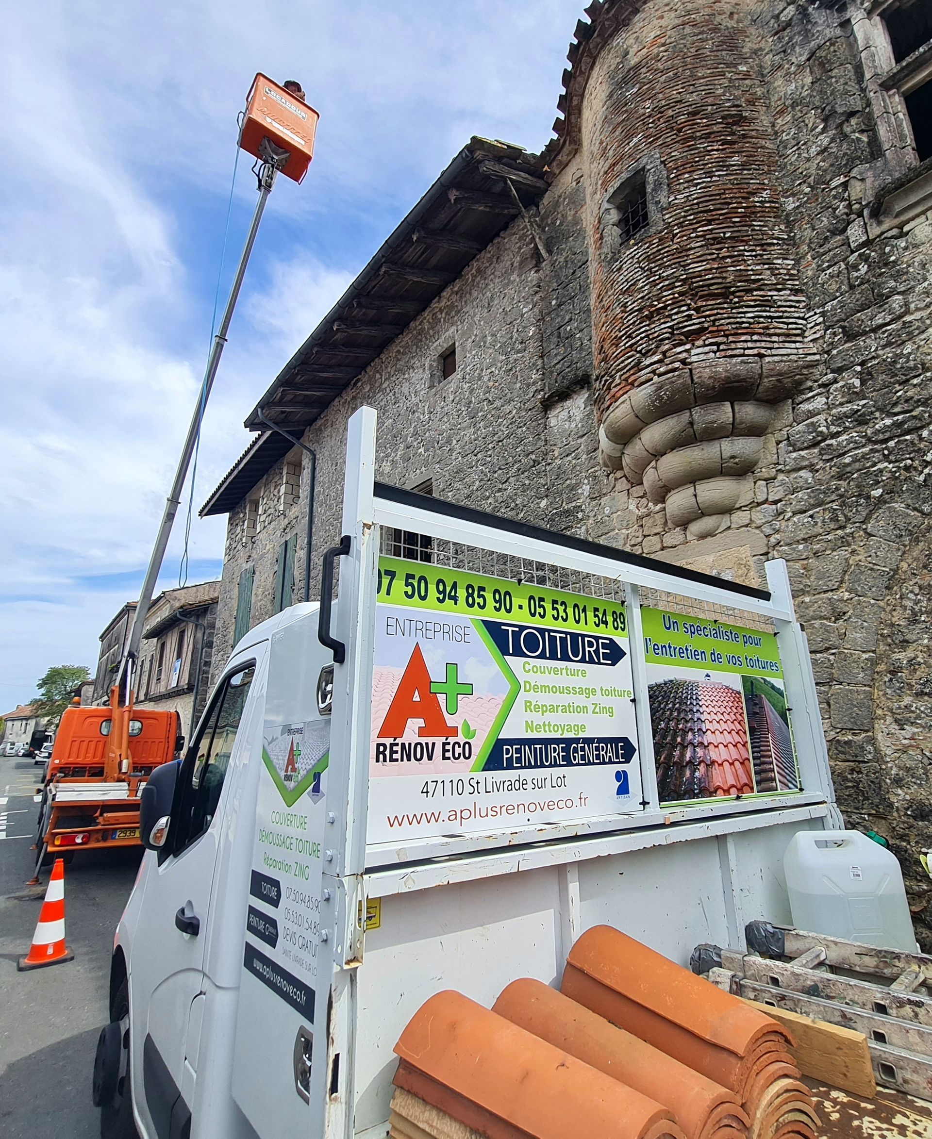 Gouttière de toiture et tuiles envahies de végétation