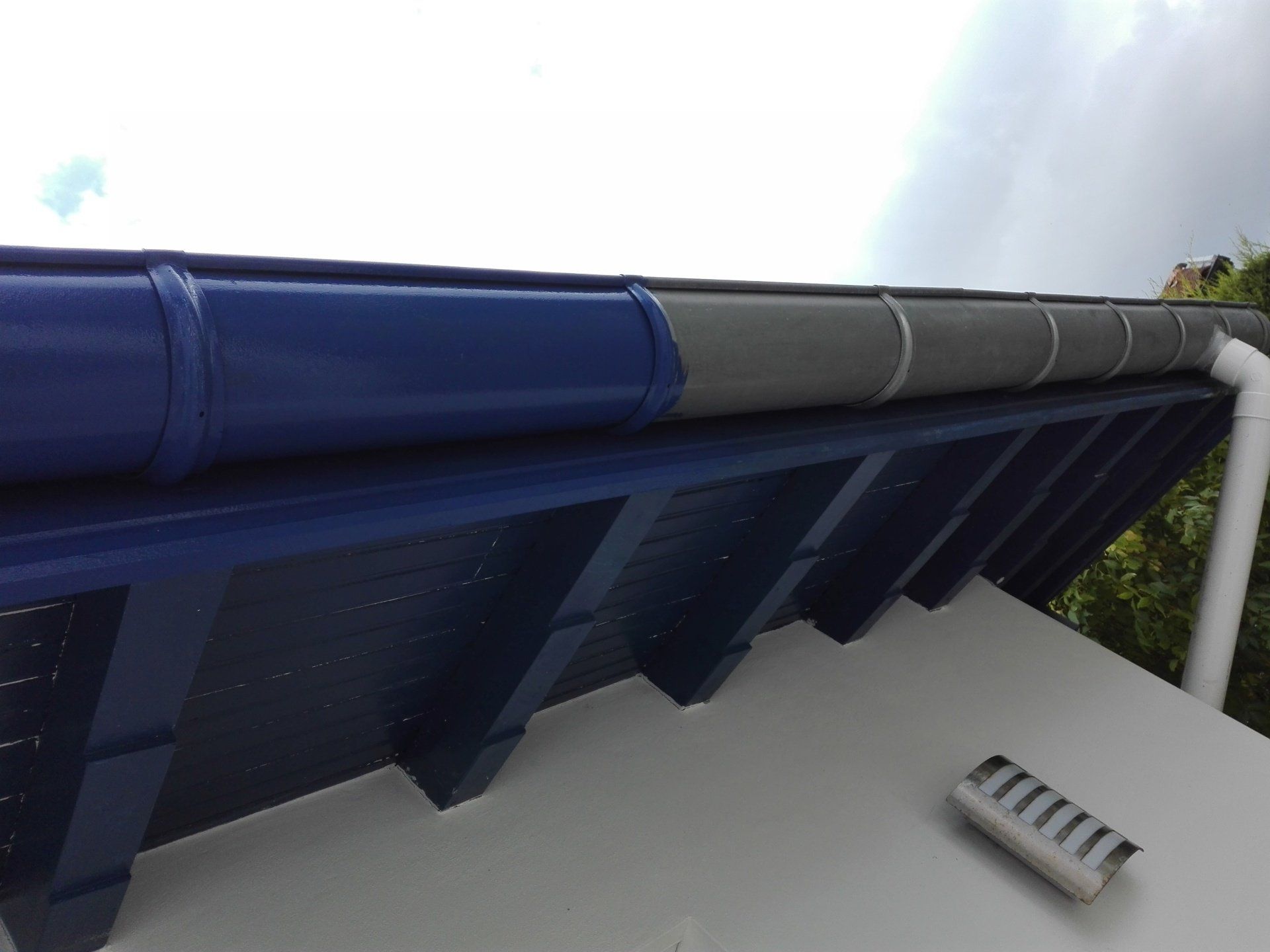 Cache-moineaux et gouttières peintes en bleu