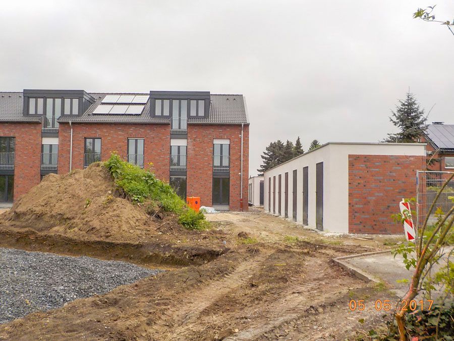 Ein im Bau befindliches Gebäude mit einem Erdhaufen davor.