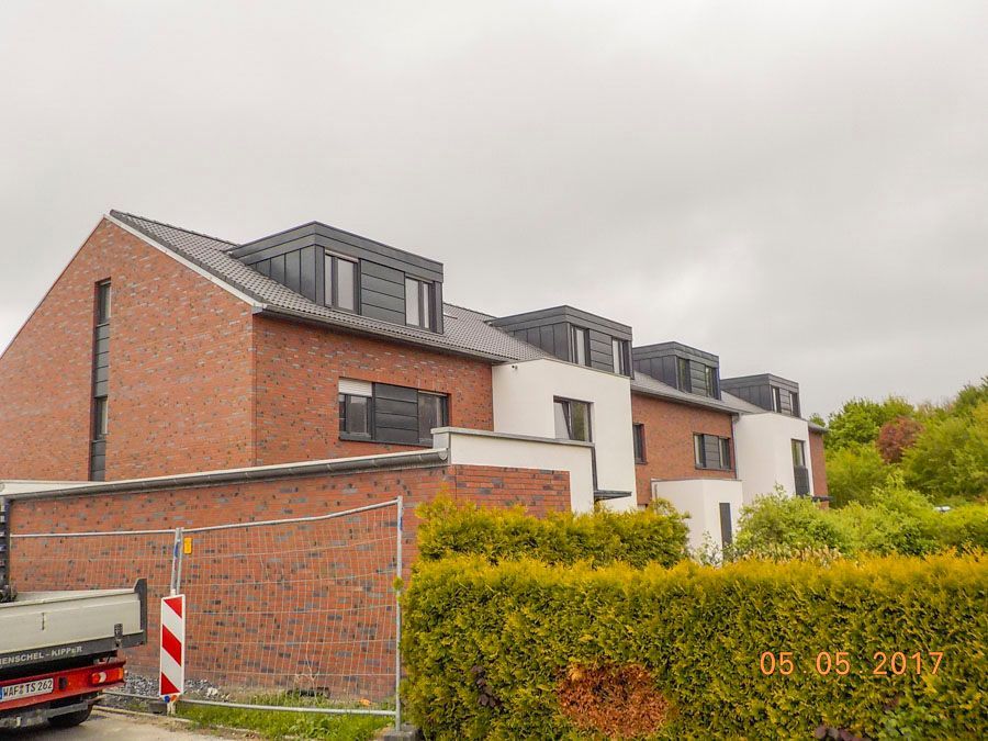 Ein LKW steht vor einem Backsteingebäude