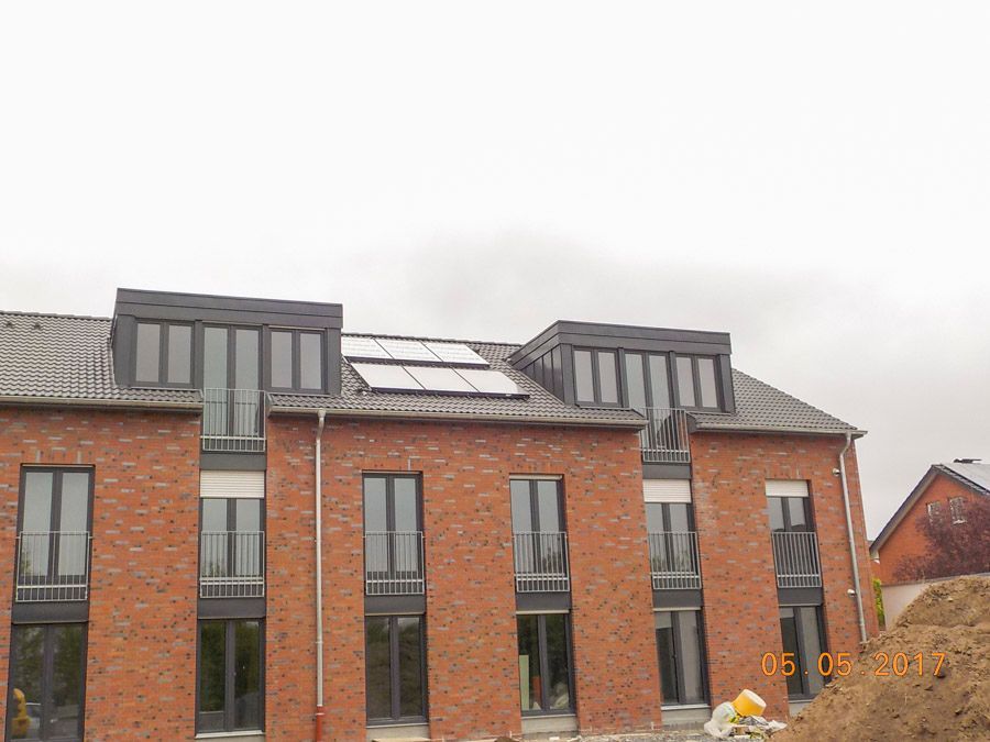 Ein Backsteingebäude mit Sonnenkollektoren auf dem Dach