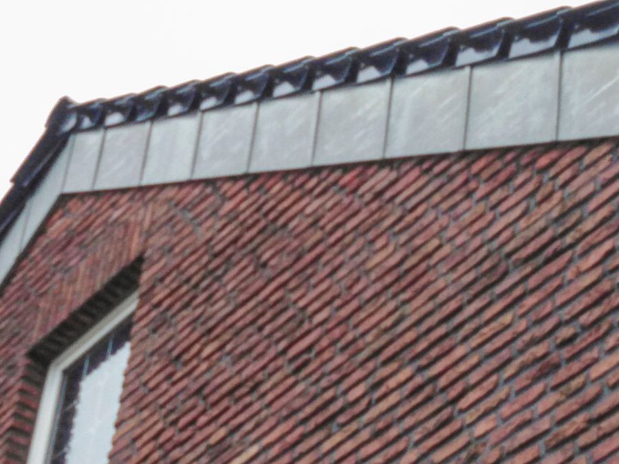 Ein Backsteingebäude mit einem Fenster und einem Dach