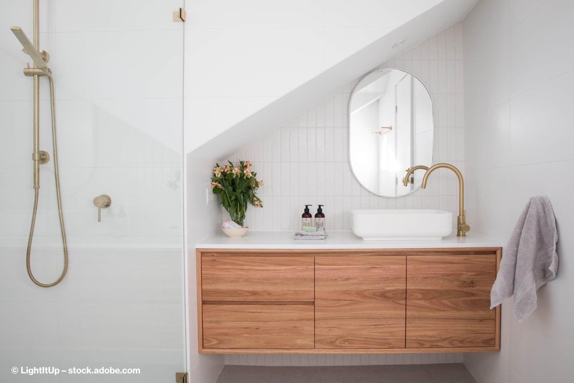 Badezimmer mit Spiegel