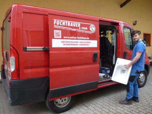 Kundendienst | Mitarbeiter steht am Transporter
