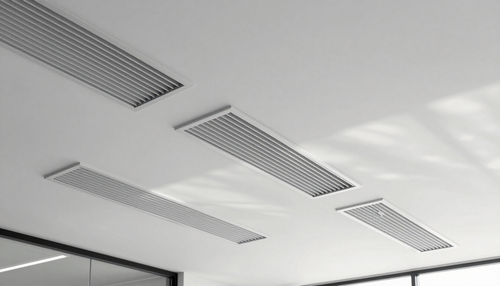 Un hombre está de pie en una escalera trabajando en un acondicionador de aire.