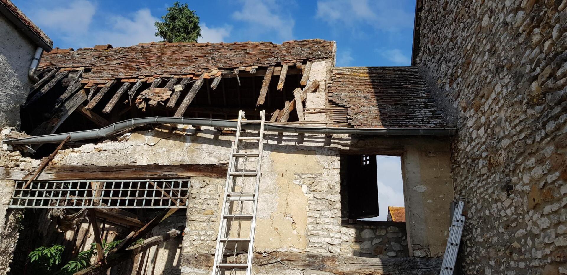 Toiture délabrée à rénover