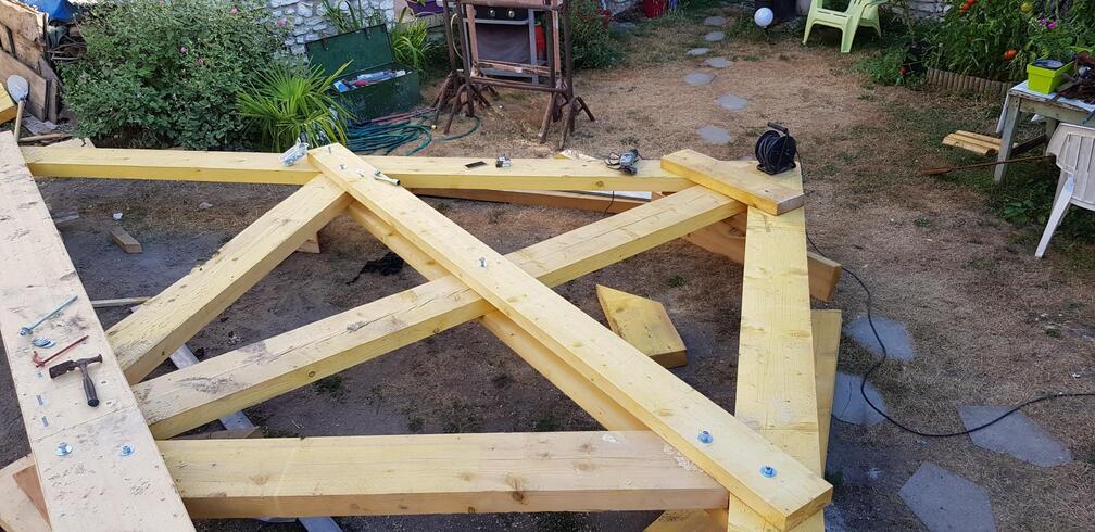 Ferme de charpente au sol