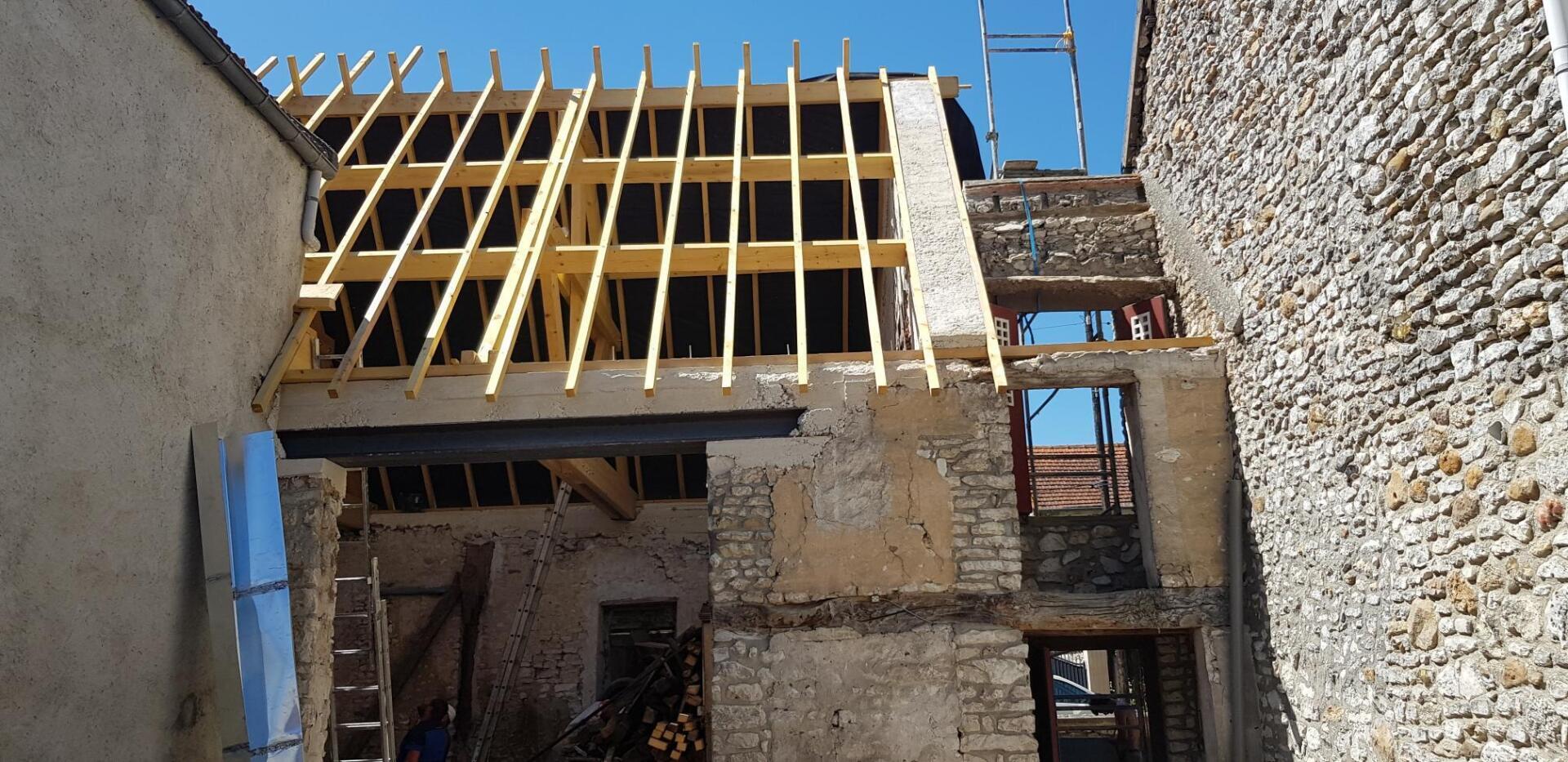 Charpente en cours de pose