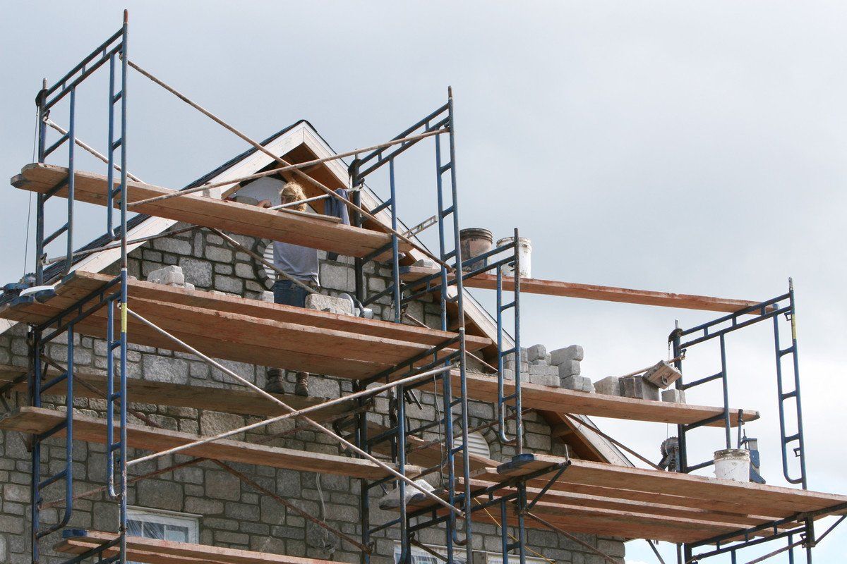 Ravalement de façade sur échafaudage