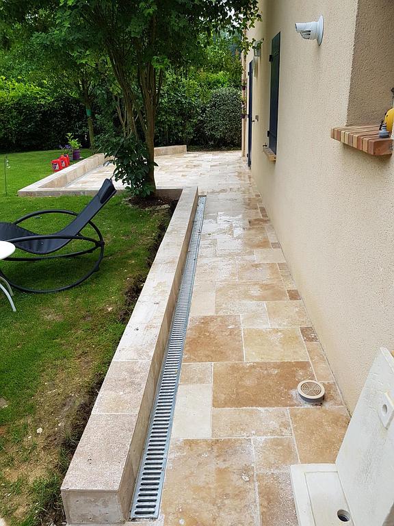 Terrasse contour de maison carrelée avec muret