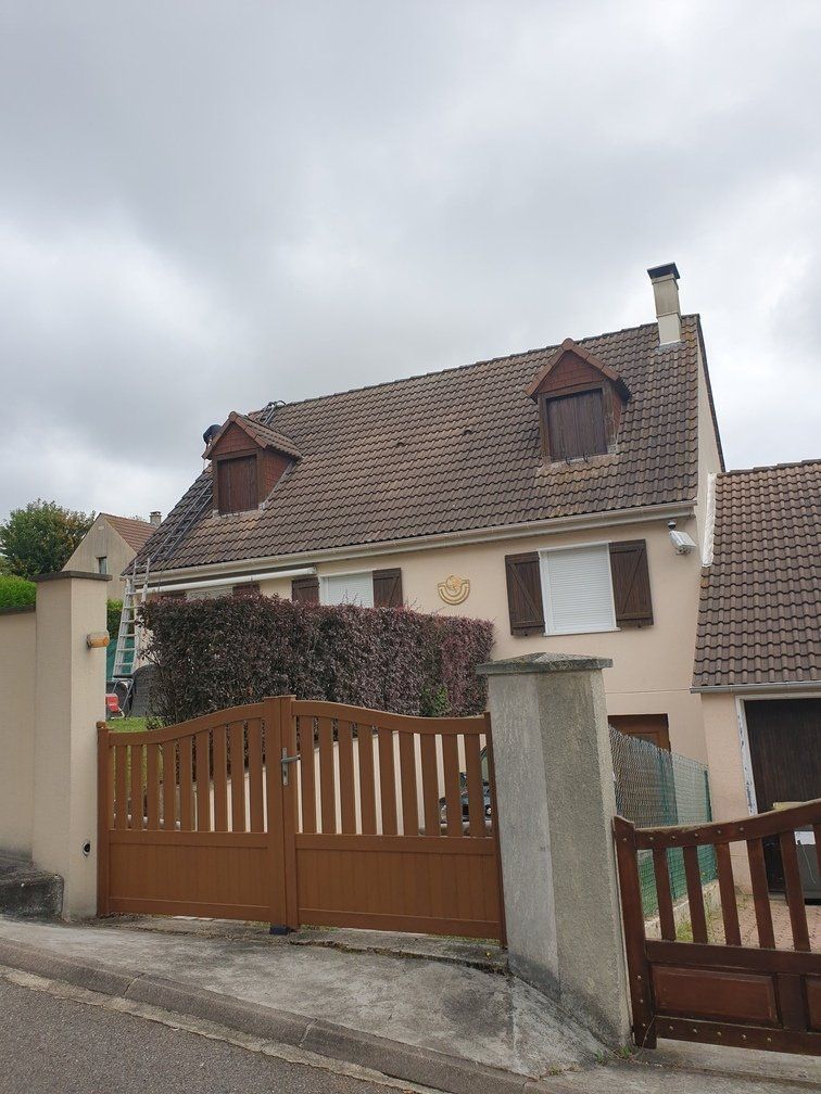 Toiture maison avec mousse