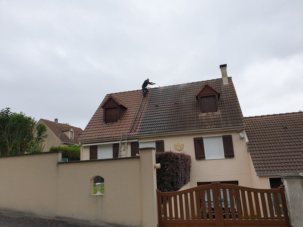 Démoussage toiture maison