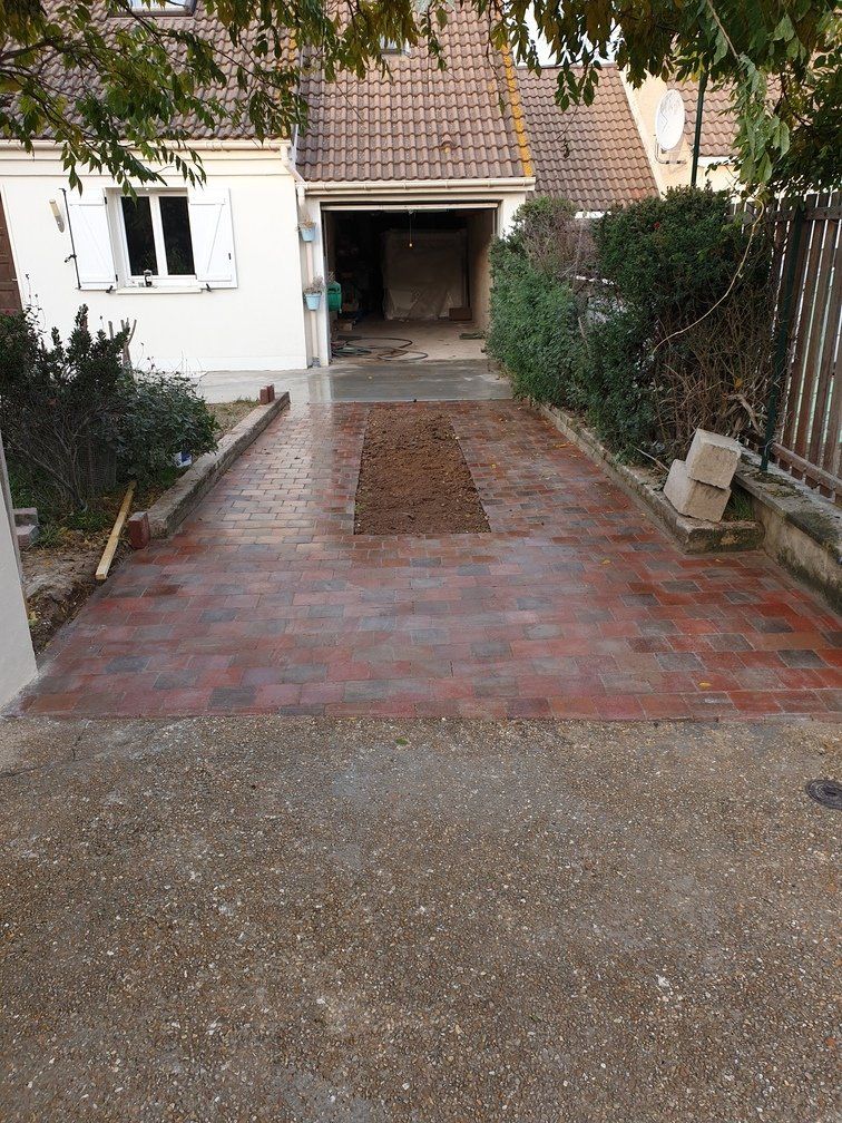 Pavés posés sur chemin de portail