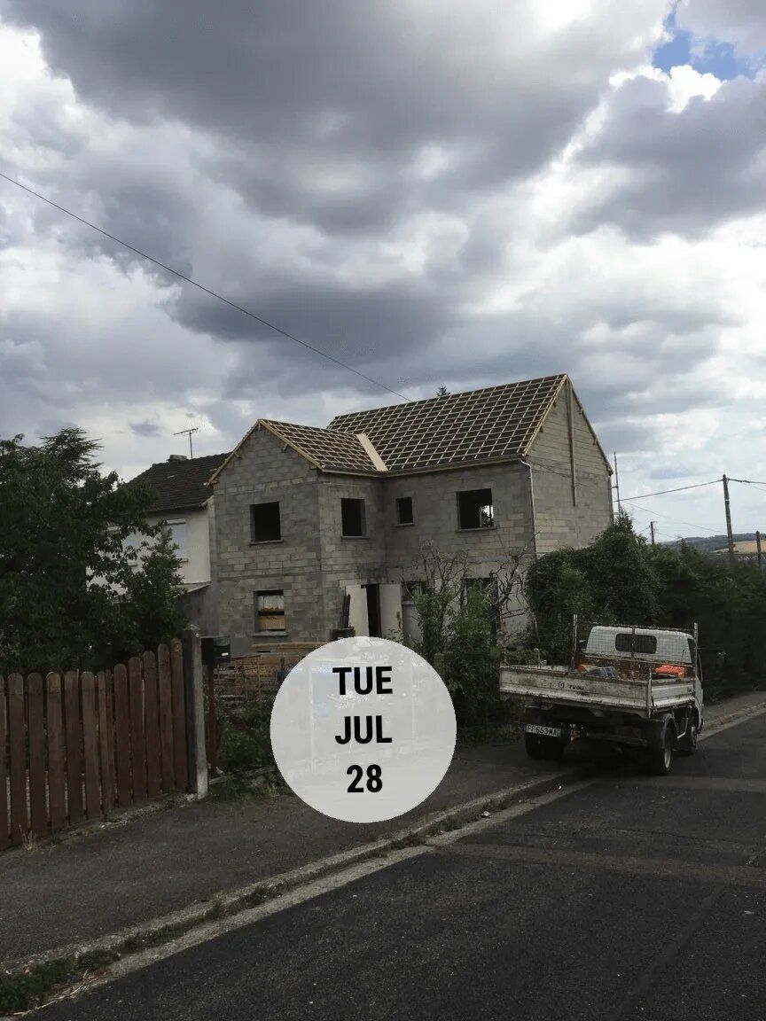 Maison avec charpente installée et isolant