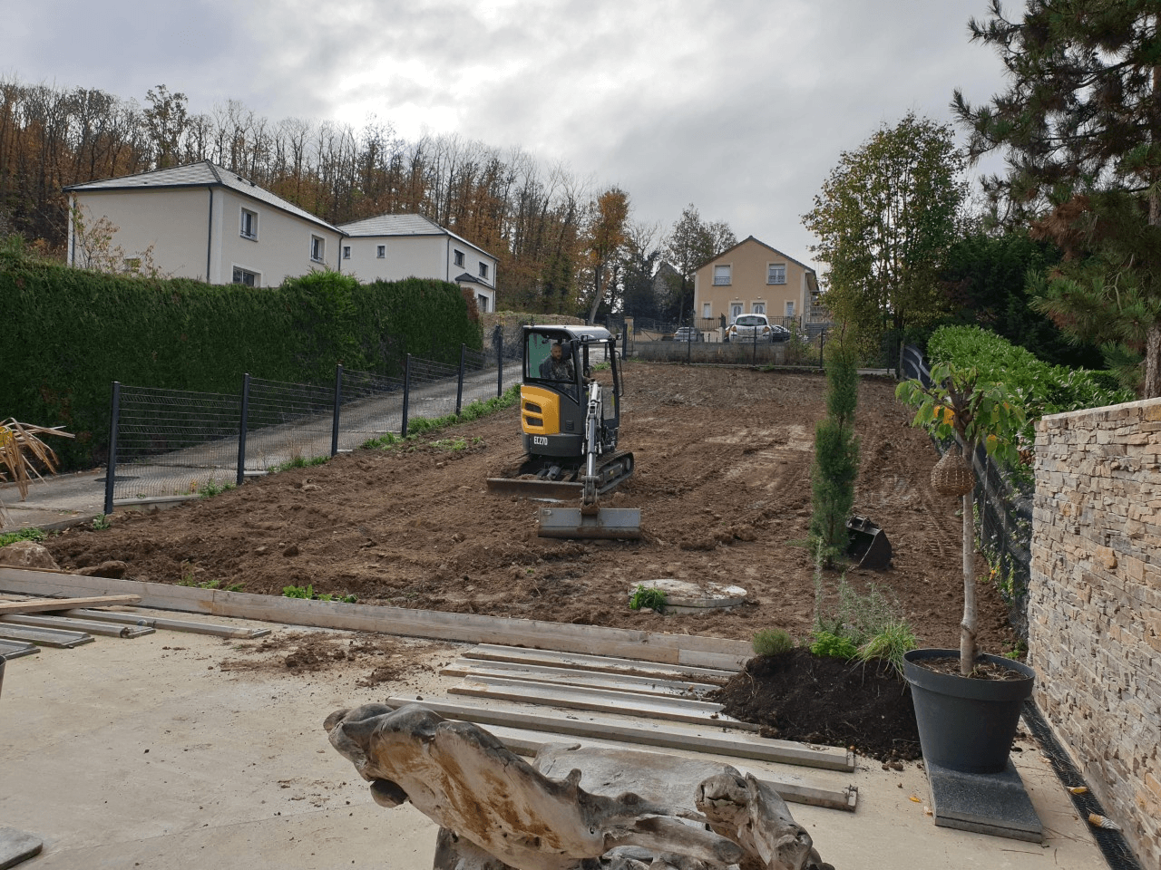 Mini-pelle en action