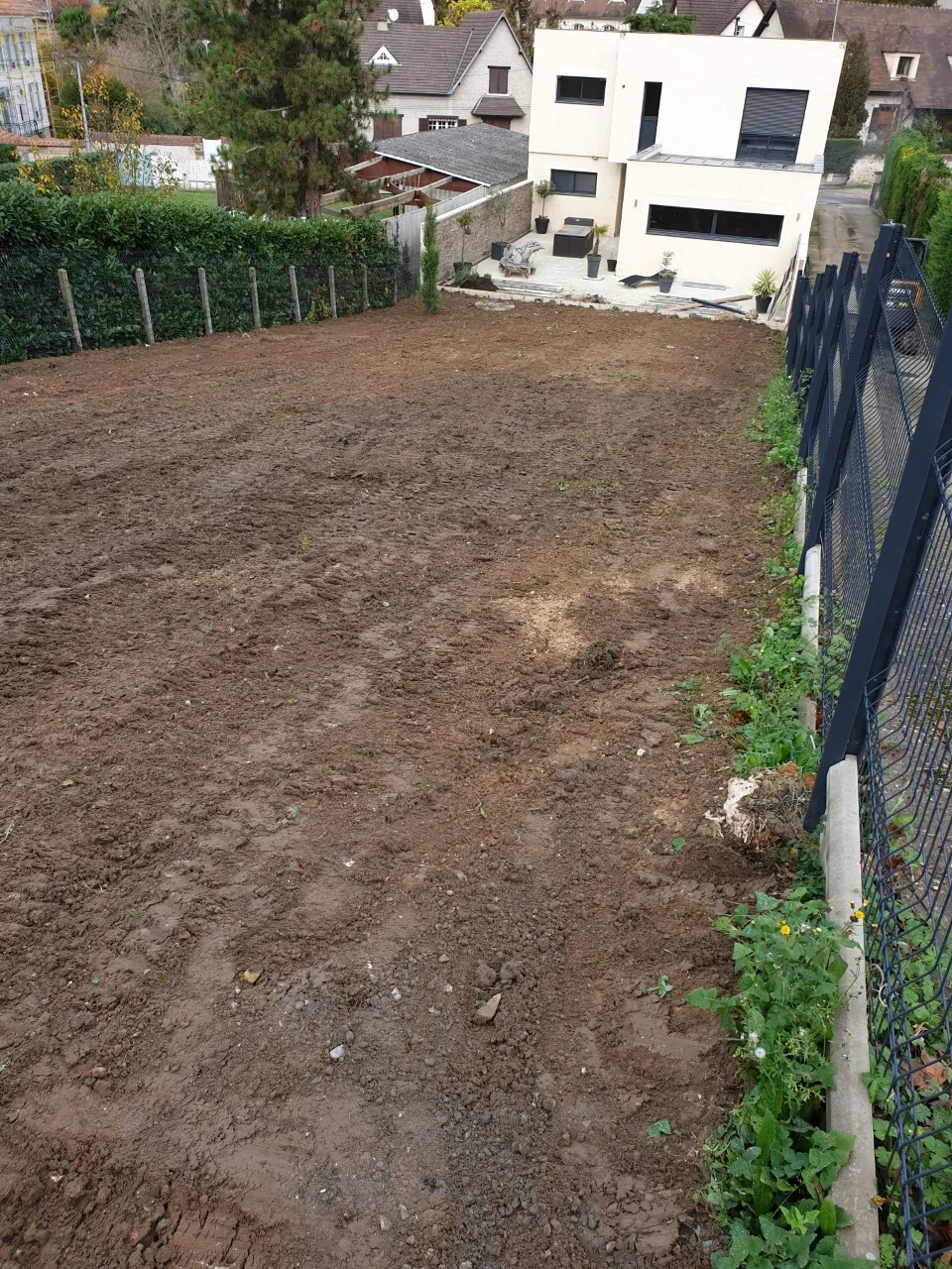 Terrain déblayé pour pose de terrasse