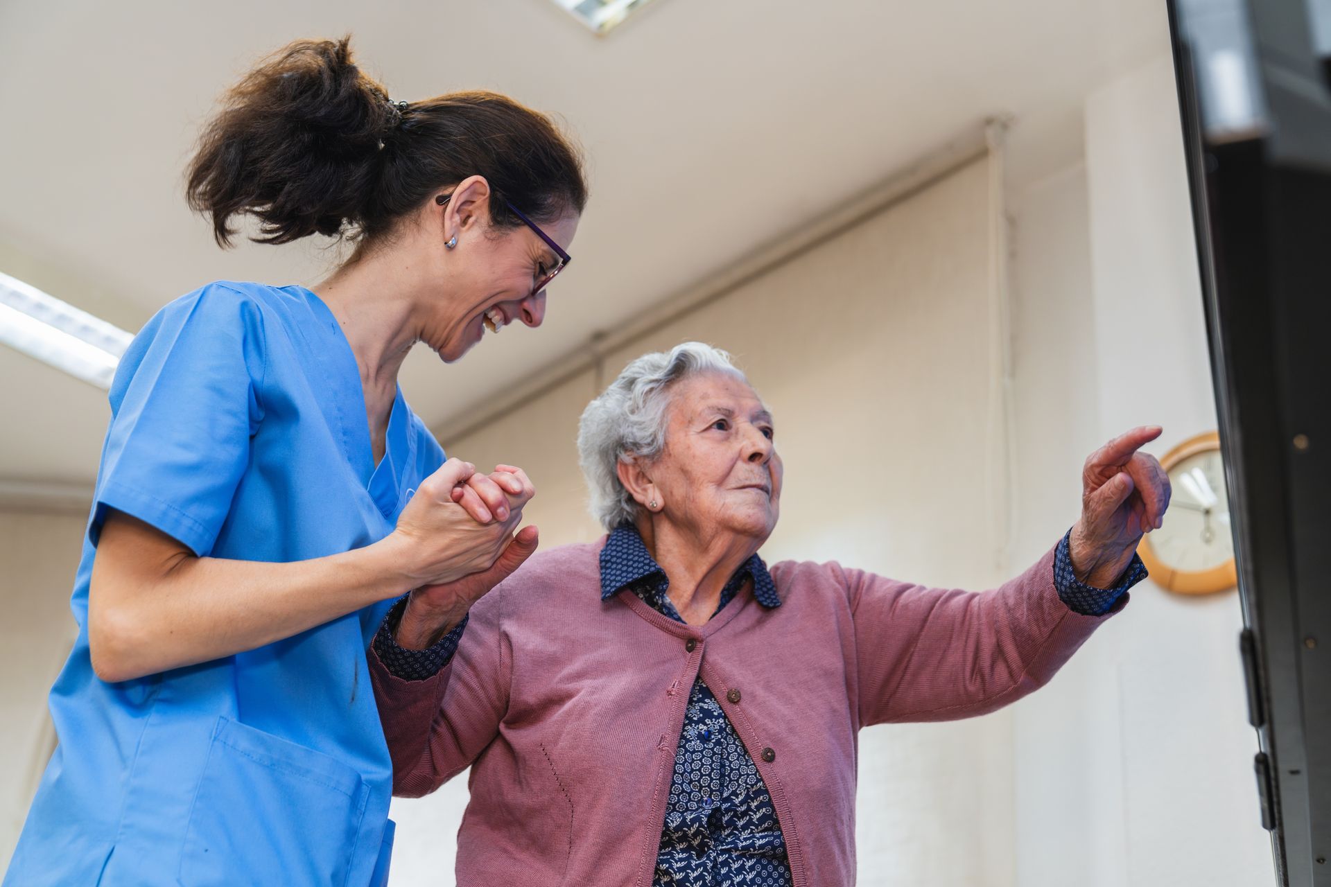 Accompagnement avec les résidents par une infirmière en blouse bleue