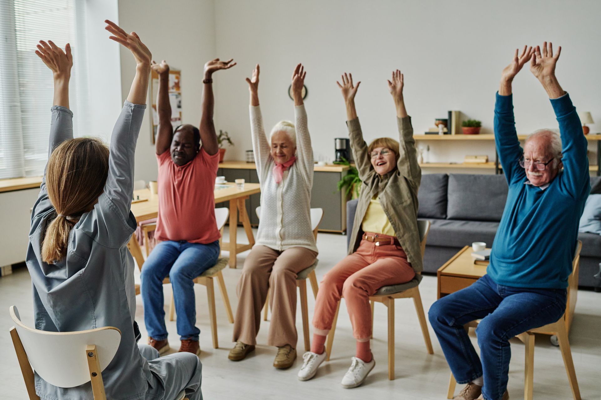 Étirement personnes âgés en groupe