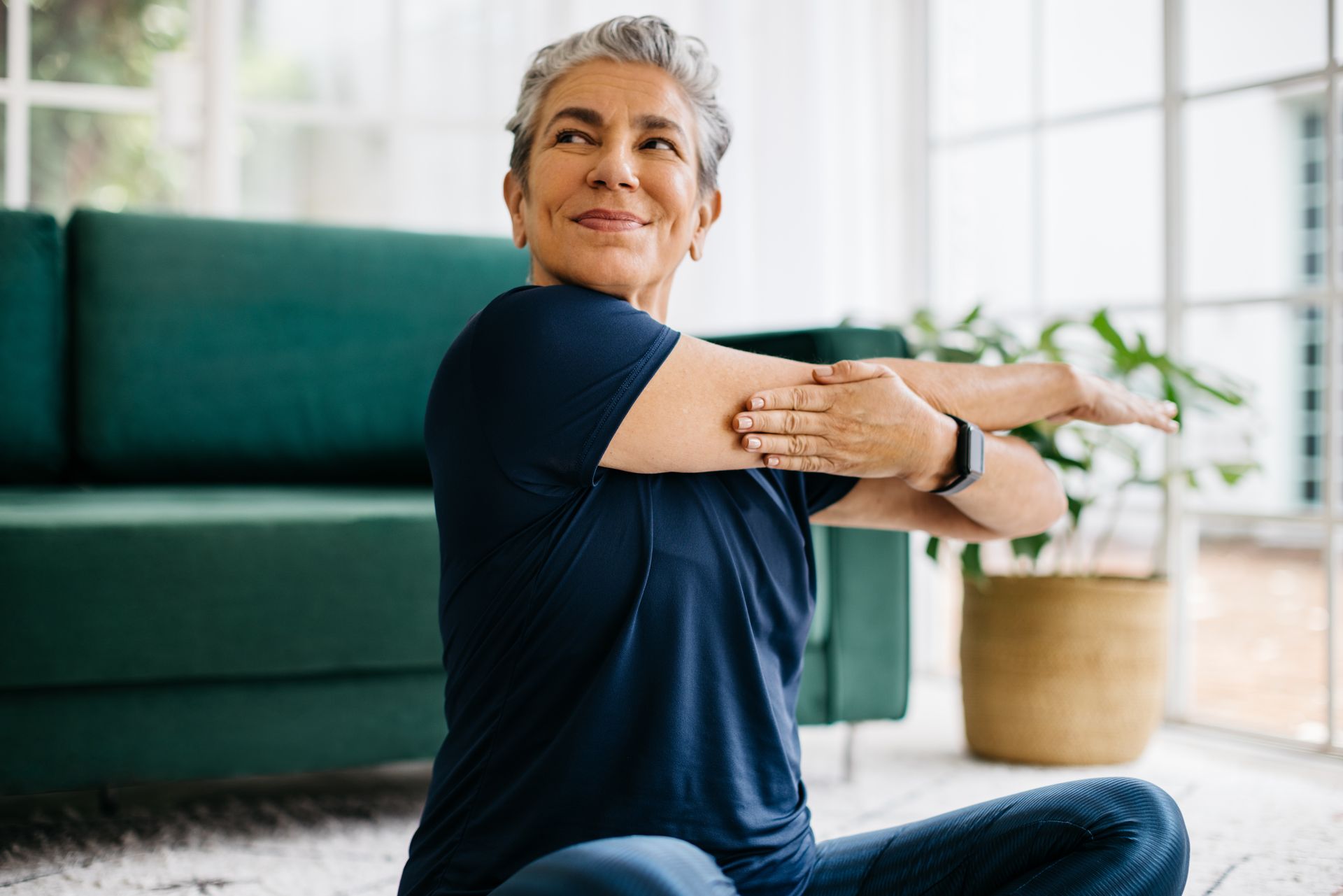 Exercice de stretching par une femme âgée